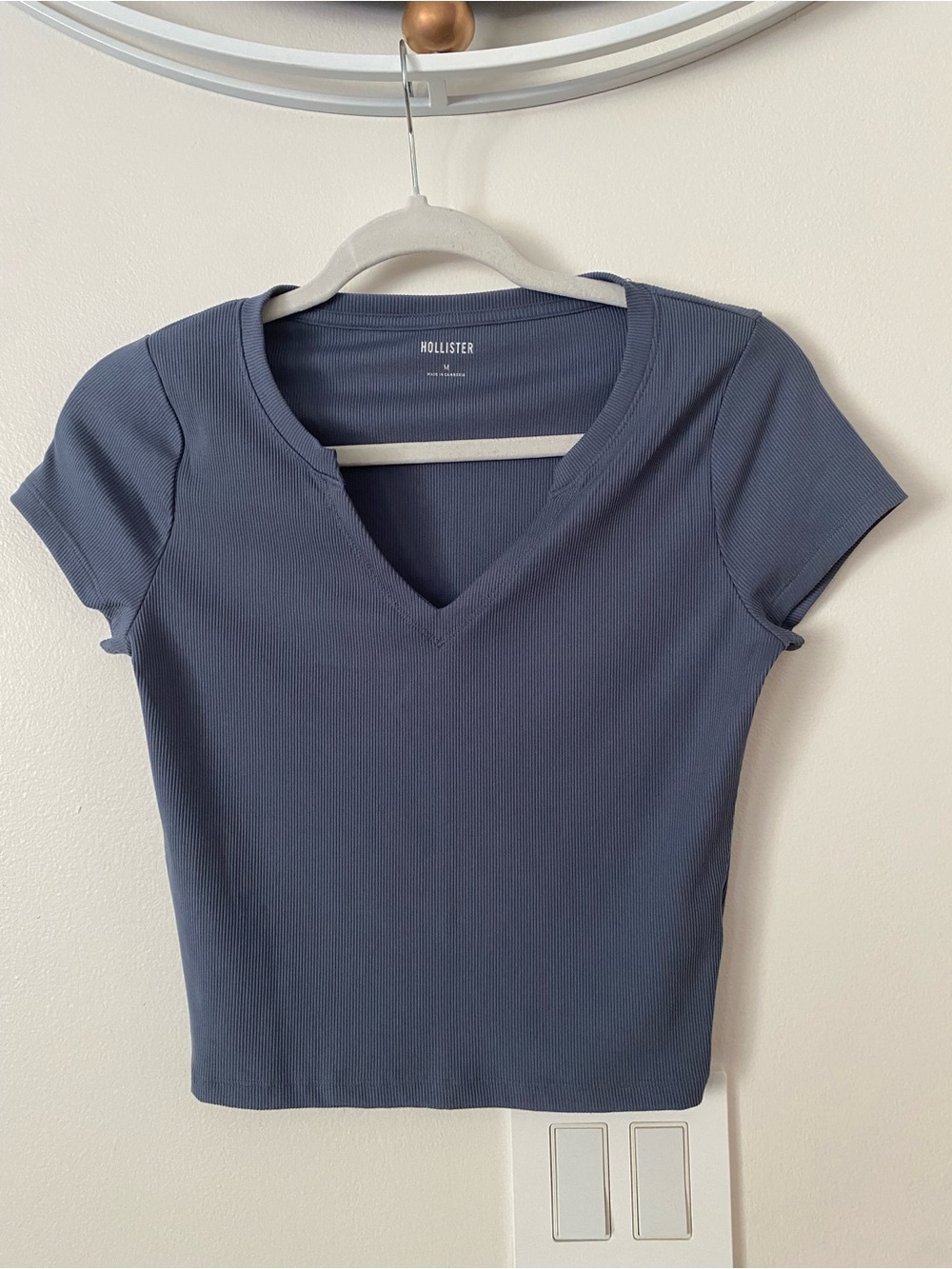 Hollister Ribbed V-Neck Crop Tee in Dusty Blue